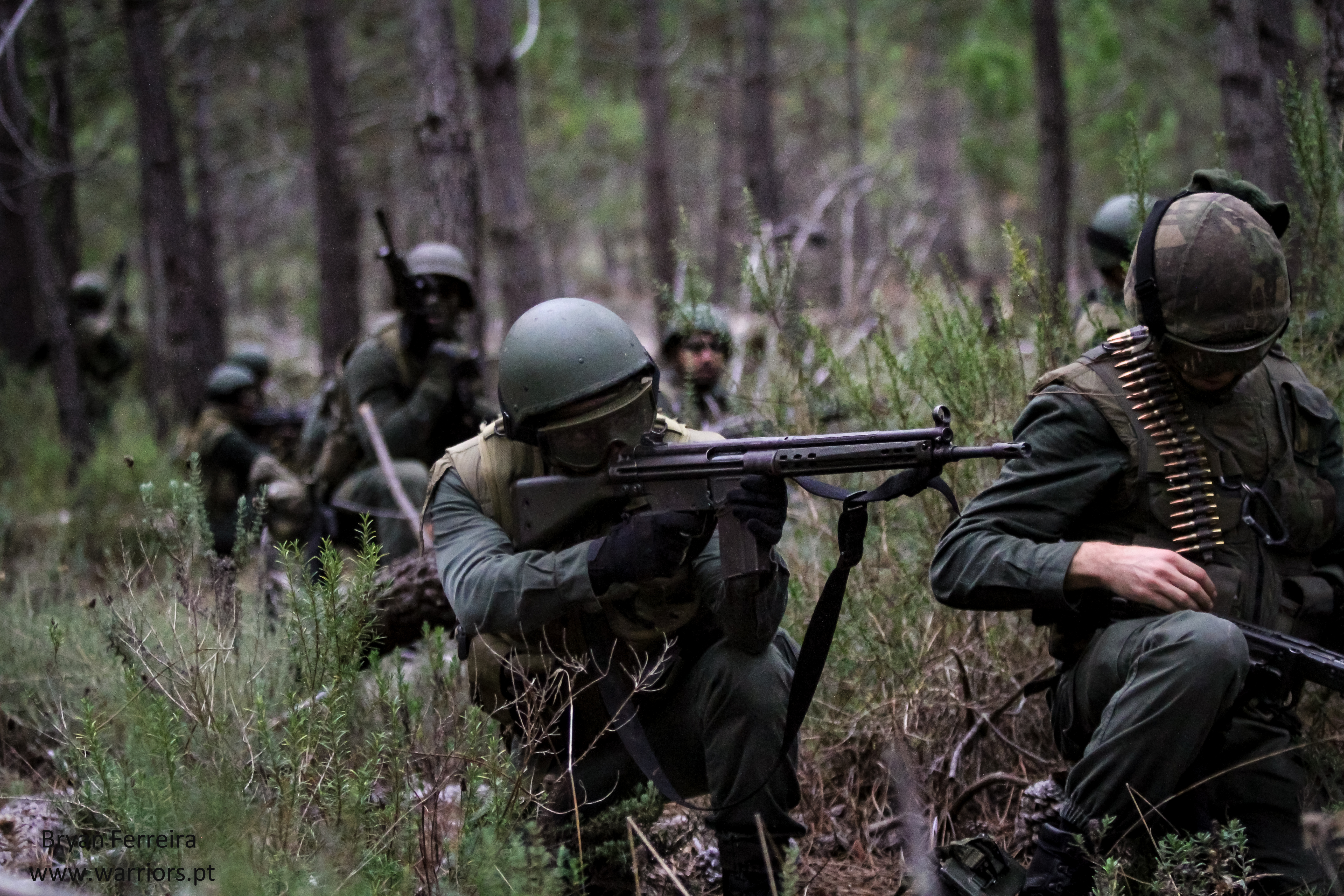 Fuzileiros Portugueses executam manobras de contacto. Estão equipados com espingardas automáticas G3, metralhadoras Mg3 e Lança-Granadas HK79