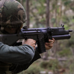 Granadeiro dos Fuzileiros Portugueses usa a sua espingarda automática G3 equipada com lança granadas HK79.