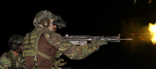 Elementos do pelotão reconhecimento fazem fogo nocturno. Estão equipados com visores nocturnos (NVG) no capacete e apontadores laser (AN/PEQ) nas armas