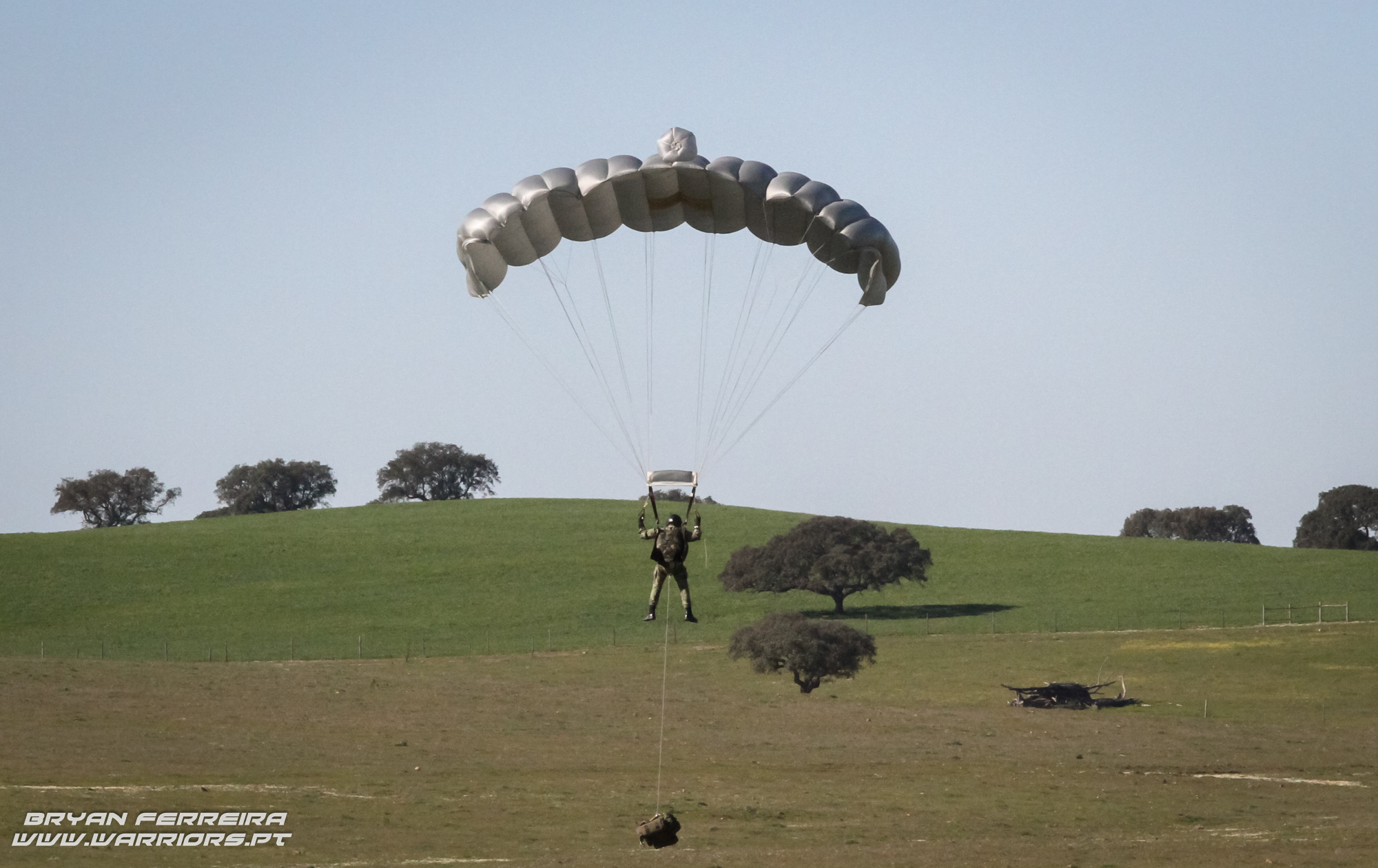 Paraquedista da Companhia de Percursores Aeroterrestres prestes a aterrar numa zona onde irá marcar uma zona de lançamento de Paraquedistas.