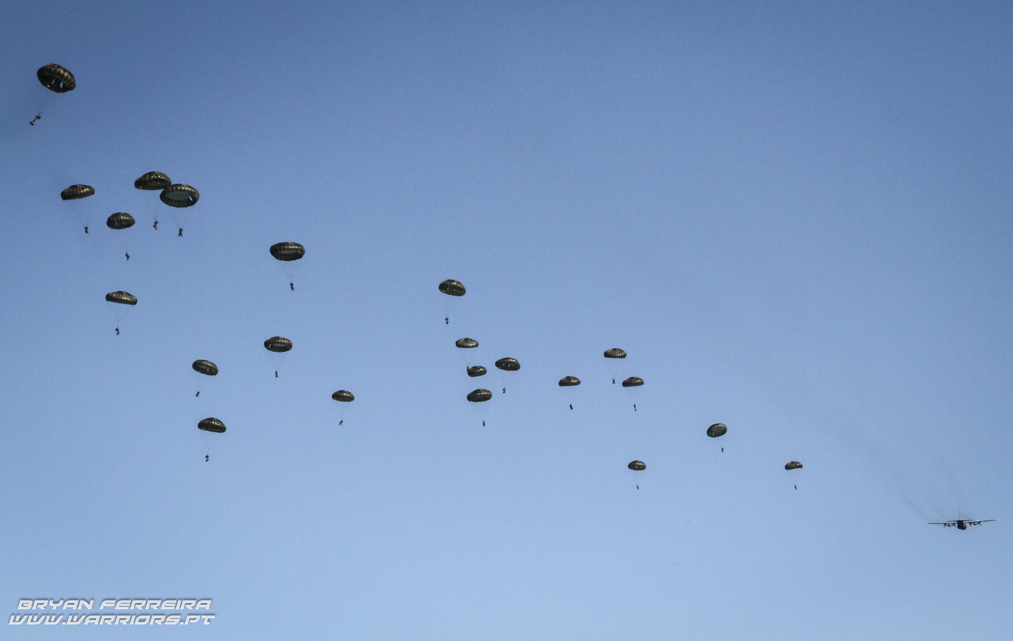 140 Paraquedistas Portugueses são lançados no terreno