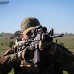Pathfinder Holandês aponta a sua espingarda de assalto AR15