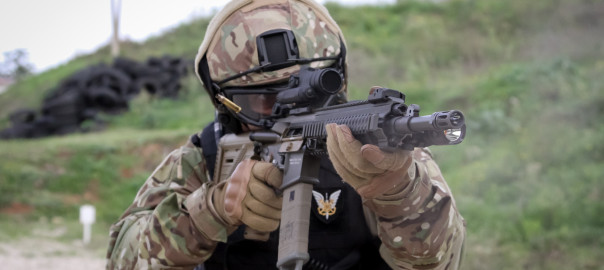Espingarda de assalto HK416A5 do Grupo de Ações Táticas (GAT) da Polícia Maritima em missão de contra-terrorismo naval.