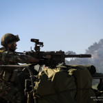 Fuzileiro do pelotão Anti-Carro dispara Lança Granadas Automático (HK GMG) de 40mm