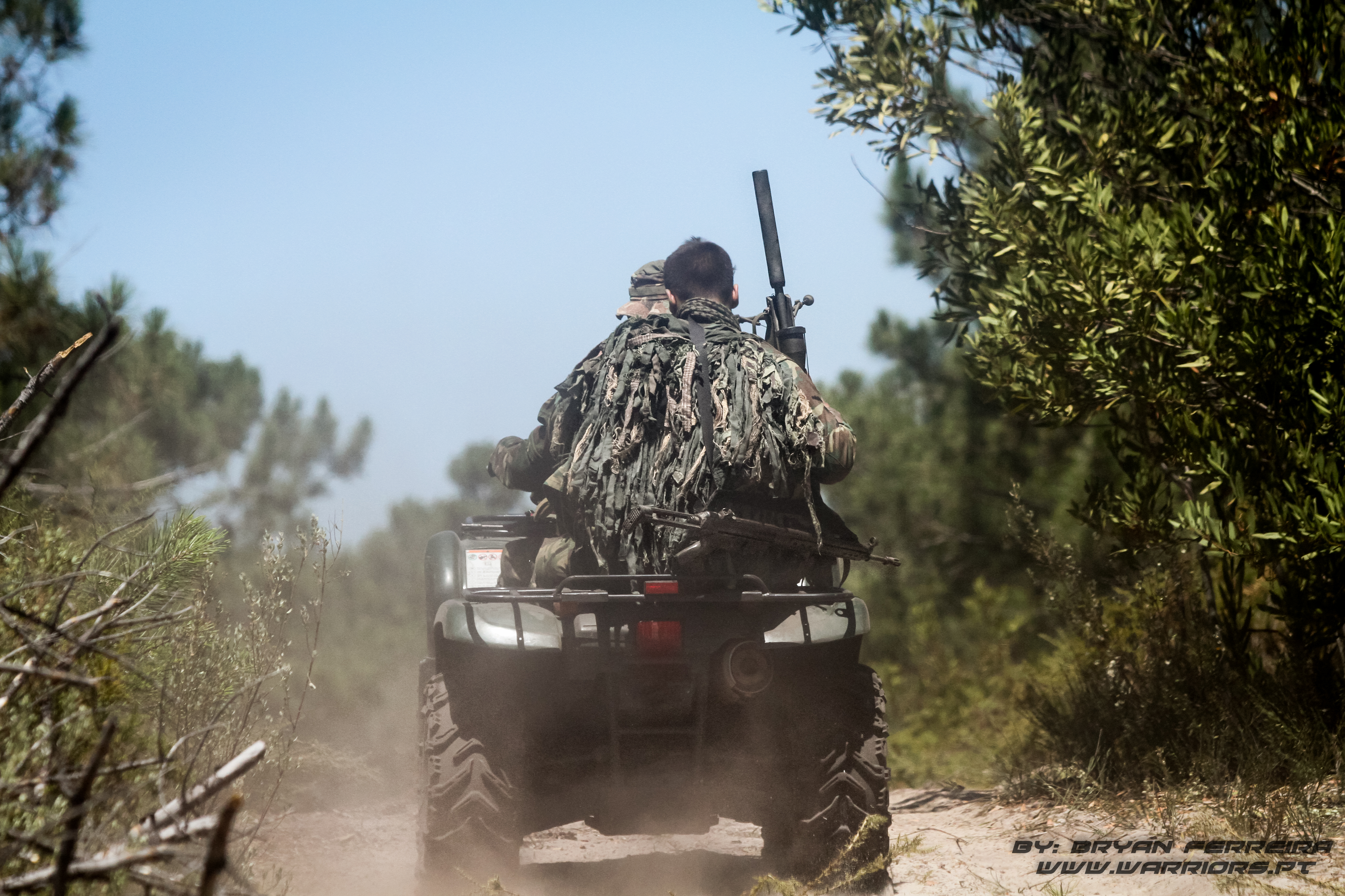 Snipers do pelotão reconhecimento usam uma moto 4 (ATV - All Terrain Vehicle) para se deslocarem
