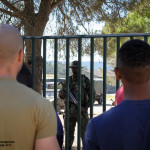 Comando Português de guarda a um Portão numa área de evacuação de não combatentes