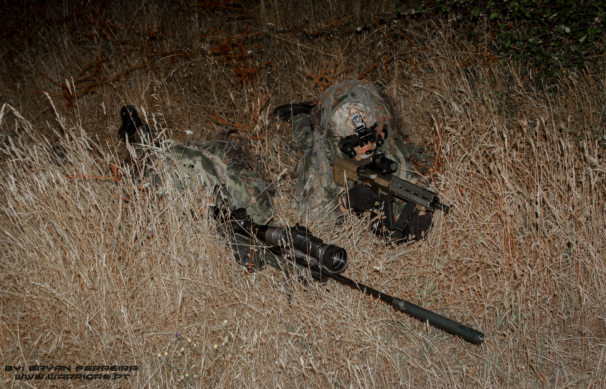 Uma equipa de Snipers Elemento da Força de Operações Especiais (Army SOF) Portuguesa mantém-se atento a qualquer ameaça. Estam armados com espingardas de assalto HK416, carabina de precisão Accuracy International e equipados com modernos equipamentos de combate nocturno.