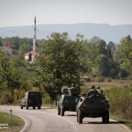 Uma coluna de viaturas da KTM (Kosovo Tactical Manouver Battalion), comandada pelo 2º Batalhão de Paraquedistas Português, atravessa a Bosnia em direção ao seu objectivo.